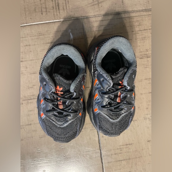 Toddler Adidas size 5C “Ozsweego EL I” black and Orange. - Picture 10 of 11